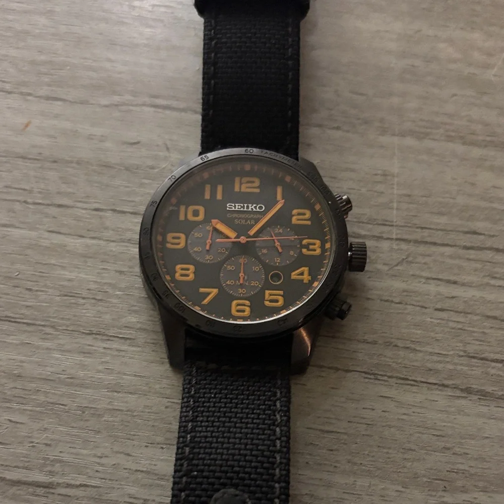 Seiko Solar Chronograph with Luminous Hands and Numbers - Picture 4 of 5